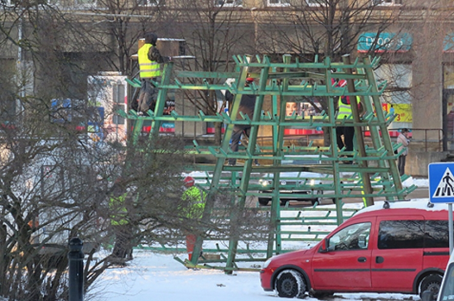 Sniegputenis netraucē montēt pilsētas galveno egli