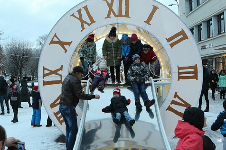 Rožu laukumā iedegta pilsētas galvenā egle (galerija)