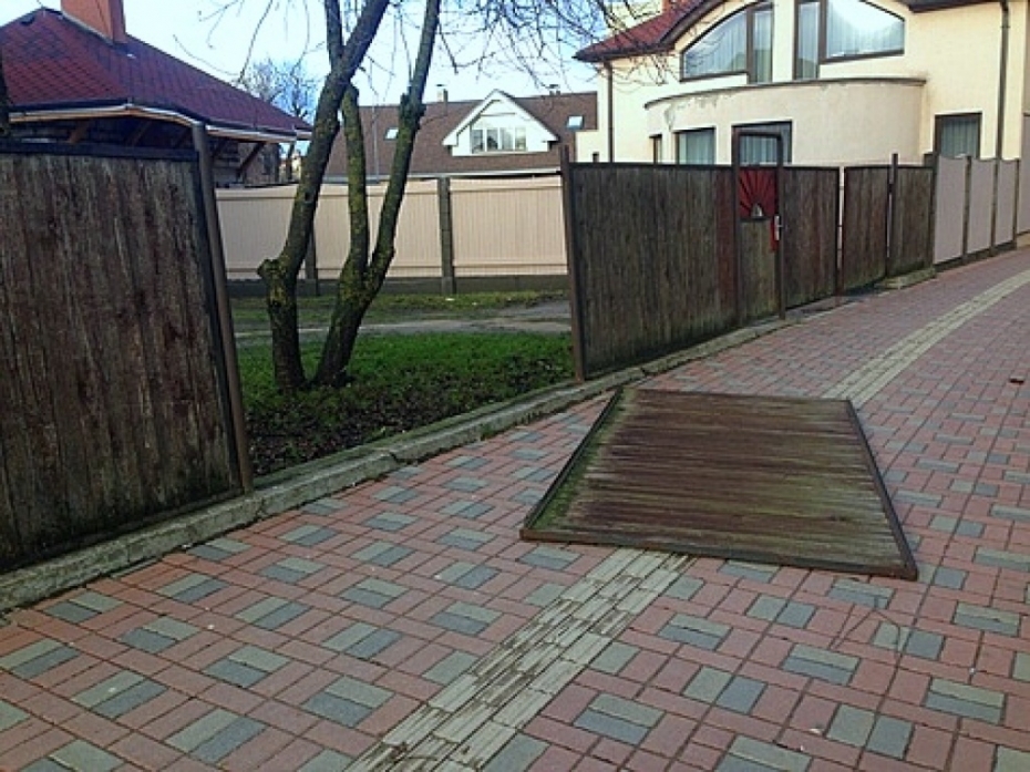 Vējš plosa zarus, nogāž žogus un dažus kokus