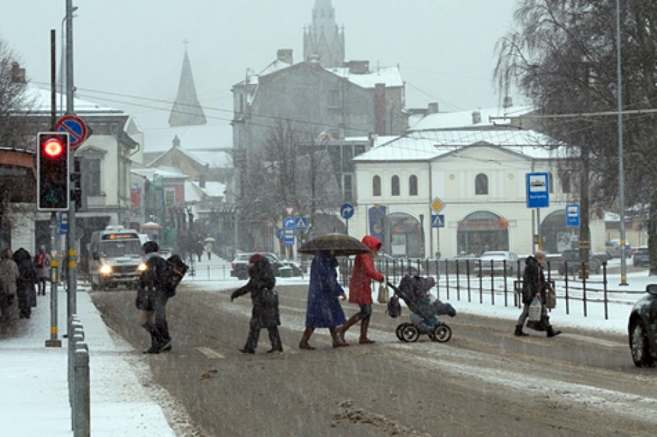 Ziema uz brīdi sedz Liepāju ar sniegu (galerija)