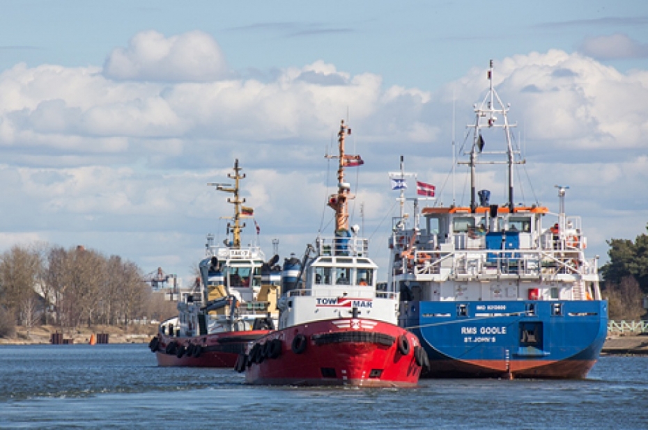 Ostā ievelkt kuģi "RMS Goole", kam sabojājies dzinējs