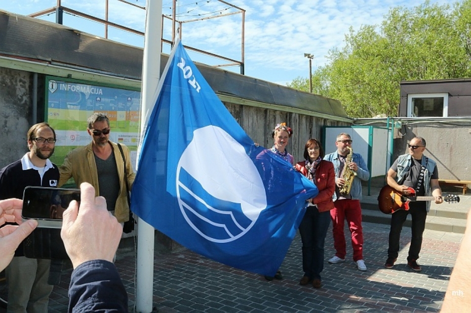 Pilsētas peldvietās plīvo Zilie karogi