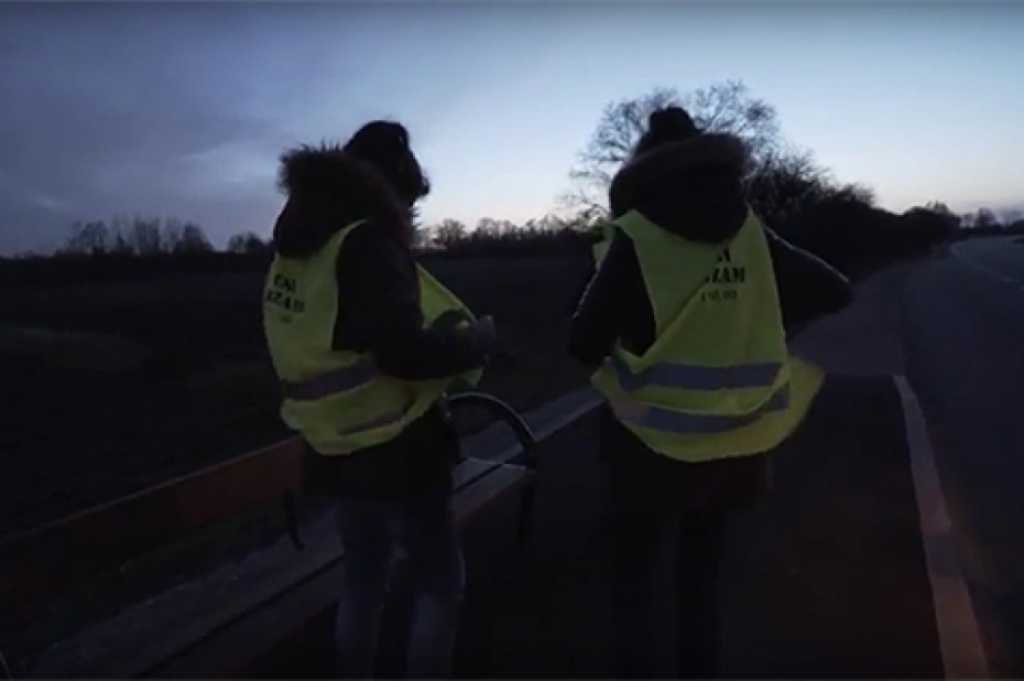 Atgādina par drošību uz ielas tumšajā laikā (video)