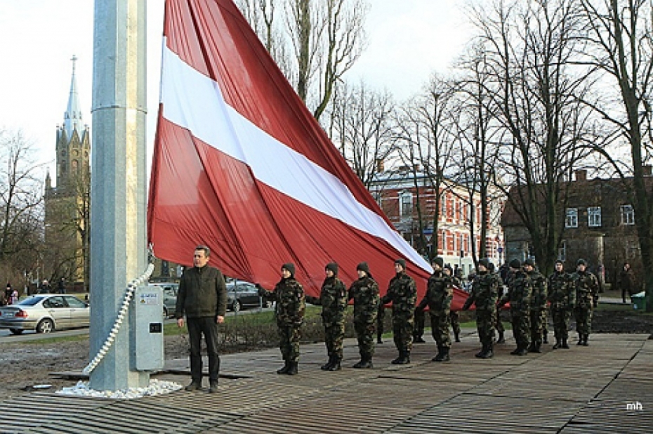 Čakstes laukumā nu plīvo Latvijas lielformāta karogs (video)