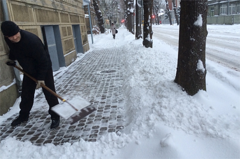 "Komunālā pārvalde" iesaka, kā pareizi veidot sniega valni