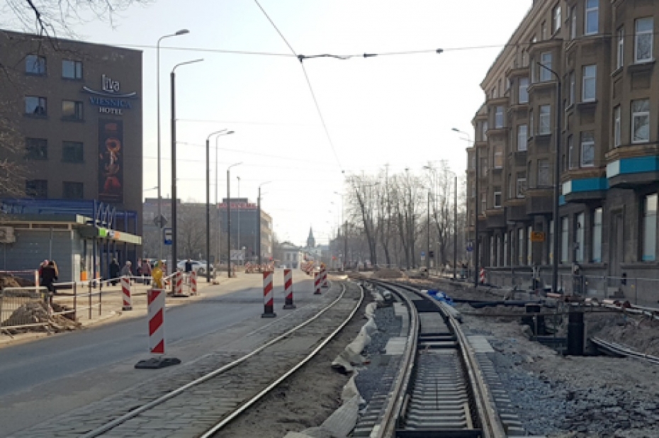 Slēgs satiksmi Lielās ielas krustojumā pie veikala “Drogas"