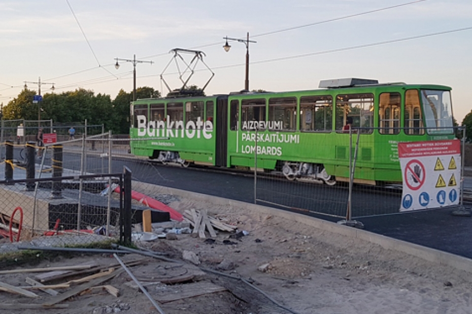 Ar kustības izmaiņām uz tilta būvnieki vēl kavējas