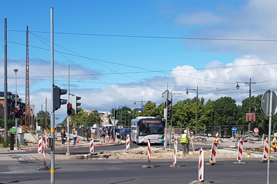 Naktī uz otrdienu slēgs satiksmi uz Tramvaja tilta
