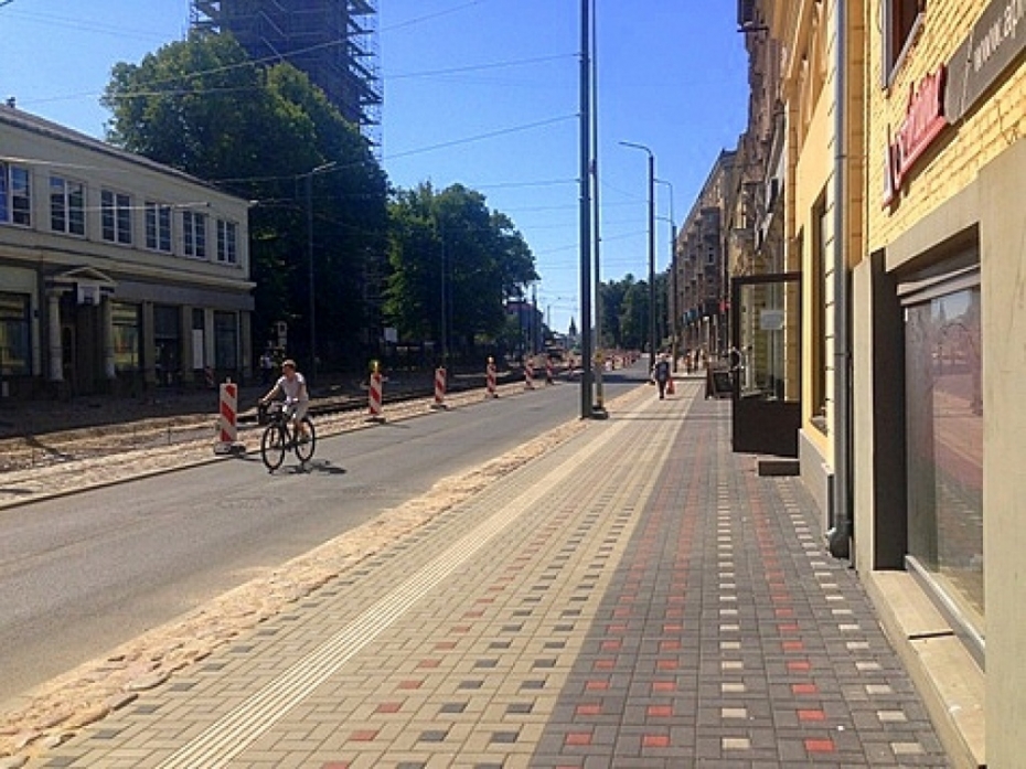 Lielā iela. Kāpēc tik slīpa ietve, kāpēc jauns bruģis?