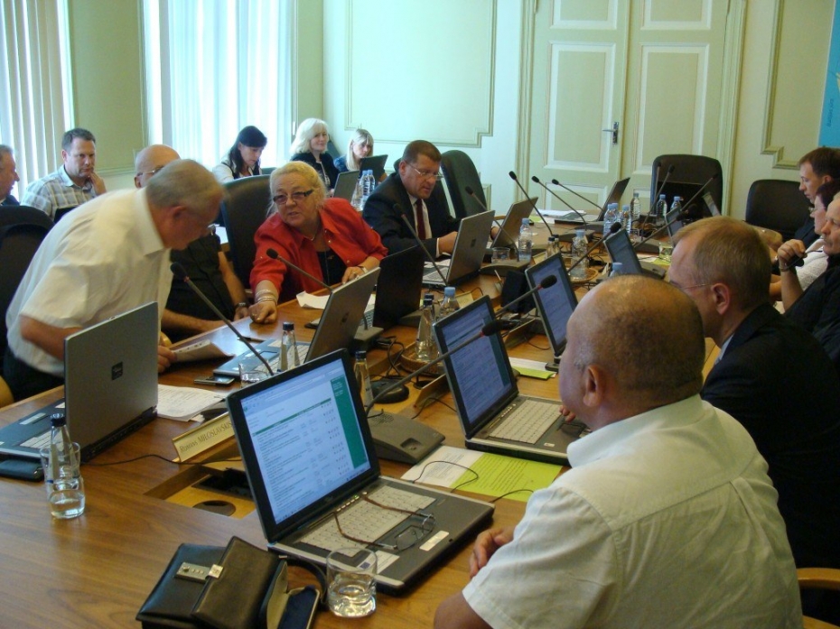 Deputāti šaubās, tomēr nobalso par Eiropas naudas ņemšanu koncertzālei