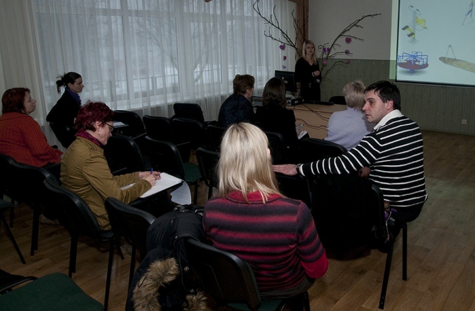 Meklē piemērotāko risinājumu bērnu laukumam (video)