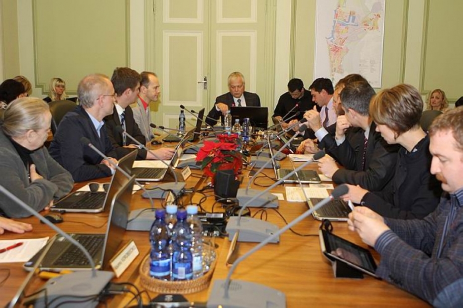 Sāk ar „Nāves ielenkumā”, beidz ar budžeta apstiprināšanu