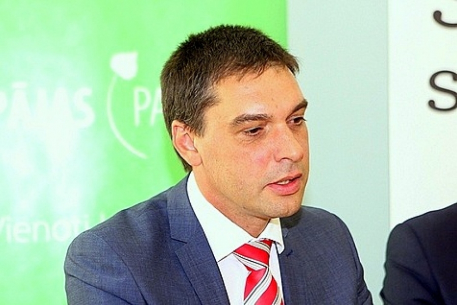 Atļauj Ansiņam savienot SEZ valdes locekļa amatu ar citiem