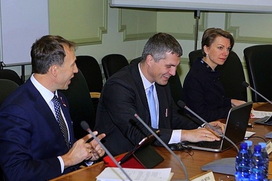 Atliek opozīcijas iesniegtā lēmumprojekta izskatīšanu