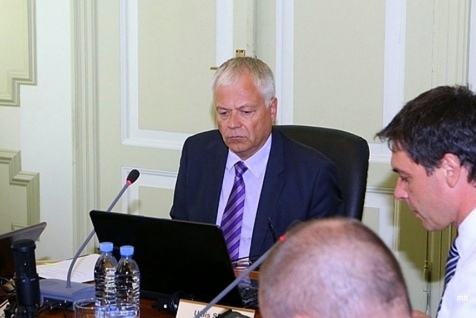 Mērs deputātiem izskaidro "De facto" sižetu