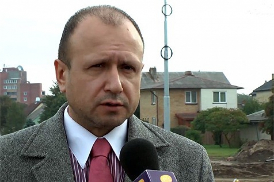 Divi vadoši amati Pukam ļauj deldēt vecu parādu