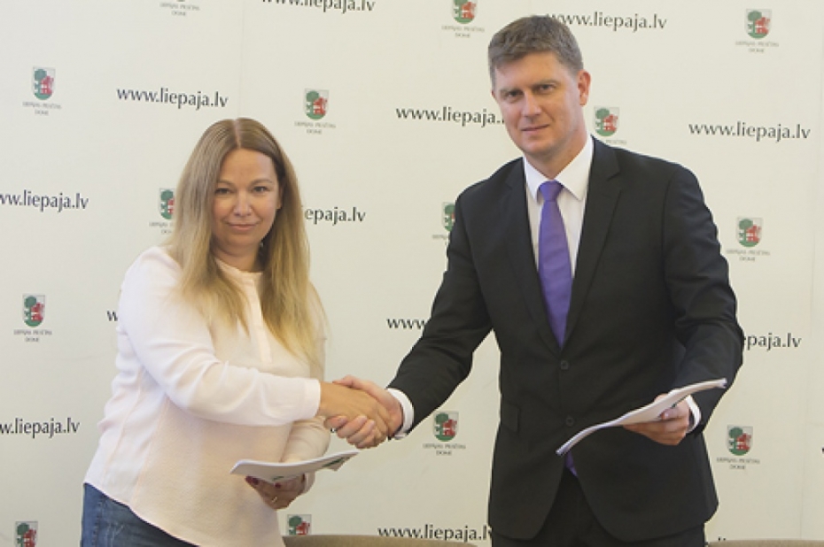 Paraksta līgumu par vieglatlētikas manēžas būvniecību
