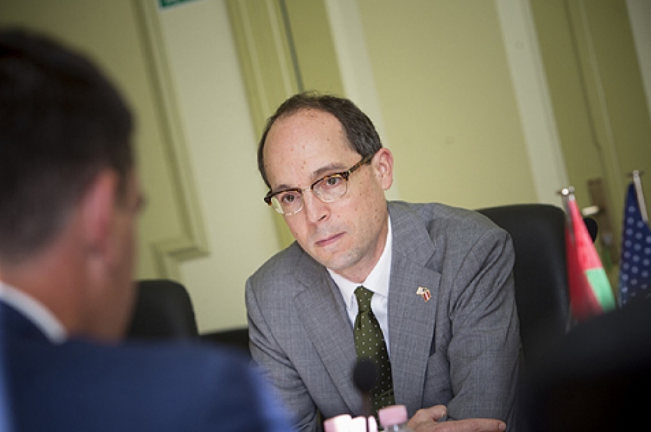 Liepāju apmeklē ASV vēstniecības vadītājas vietnieks Pols Polītiss