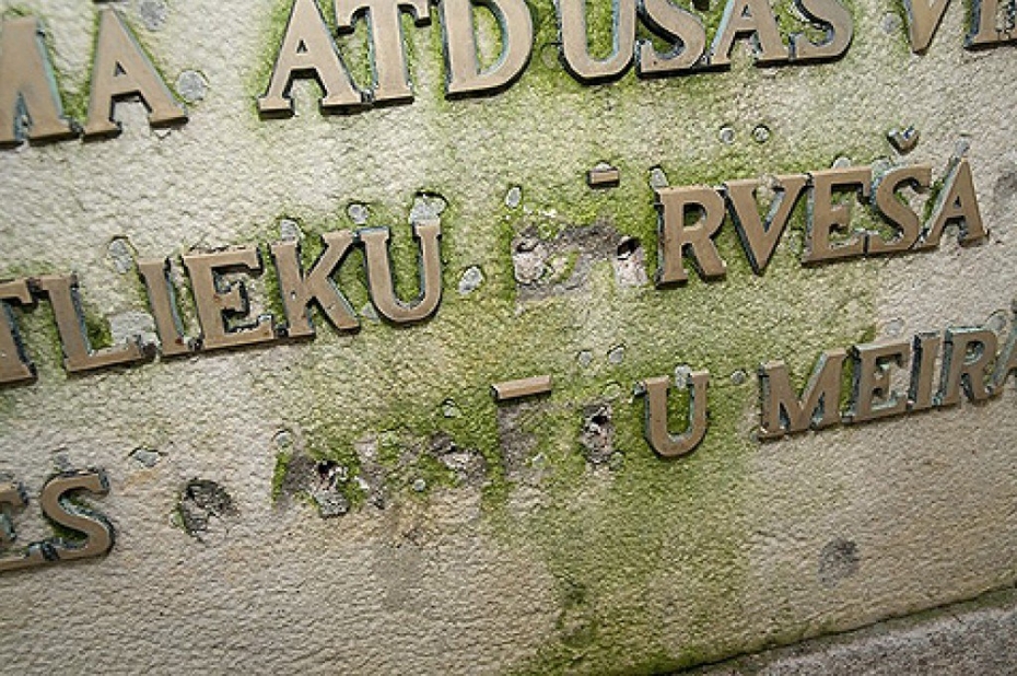 Metāla zagļu sabojāto Oskara Kalpaka pieminekli atjaunos pirms Lāčplēša dienas