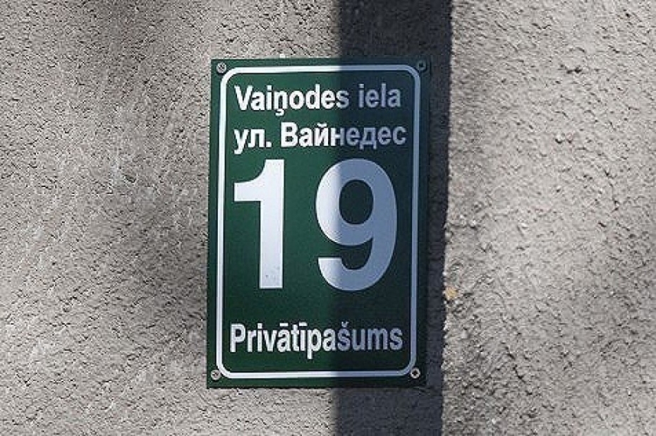 Apstrīd sodu par plāksnīti divās valodās