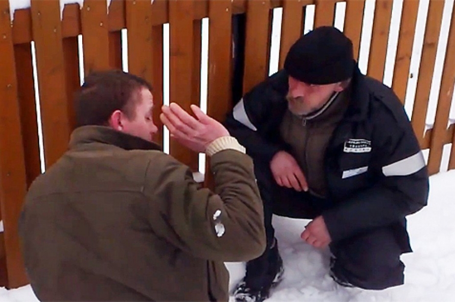 Apgalvo, ka kontrolieri piekāvuši pasažieri (video)