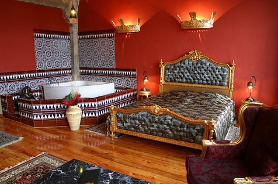 Ugunsgrēka dēļ no "Fontaine Royal Hotel " evakuē cilvēkus