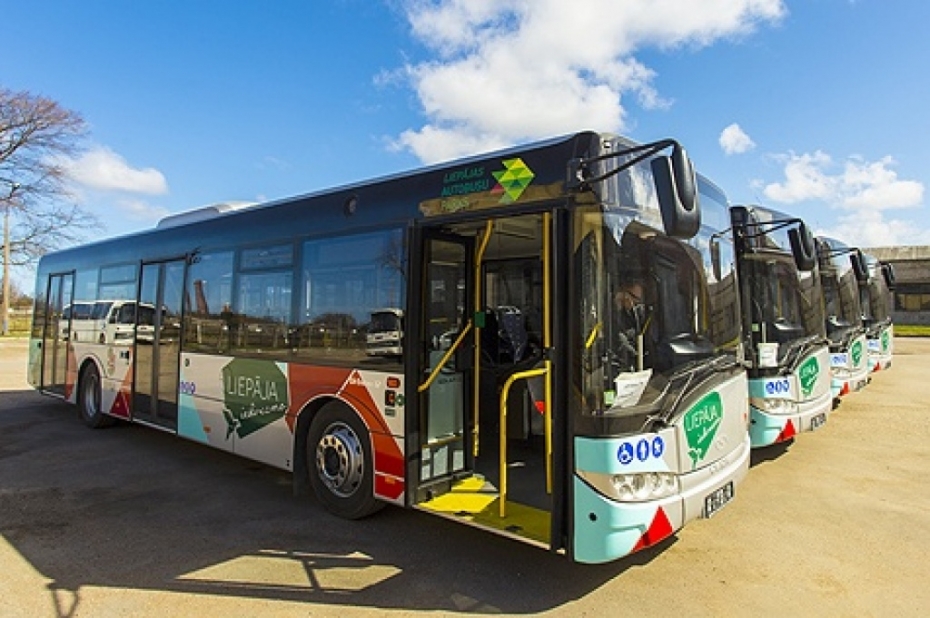 Jaunajam autobusam "Solaris" izsit logu un aizbēg