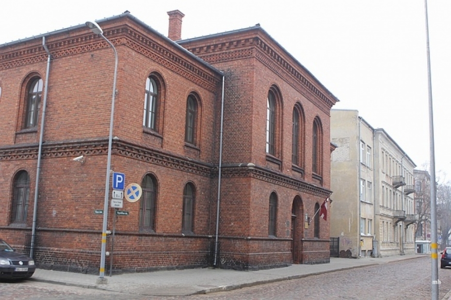 Netaisna sprieduma dēļ piesaka piketu pie Liepājas tiesas