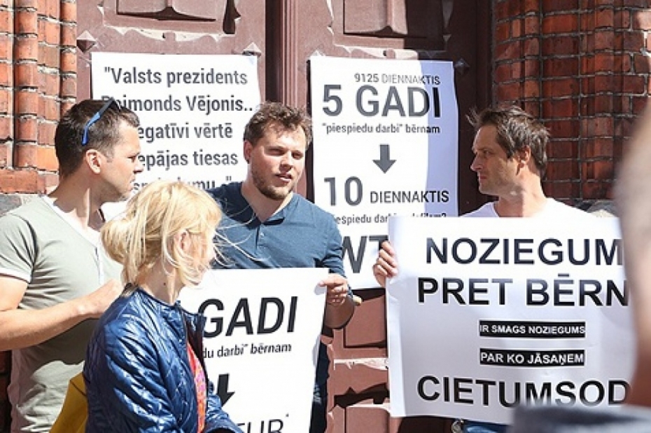 Pedofilijas lietā apsūdzētais prasa pierādījumu pārbaudi