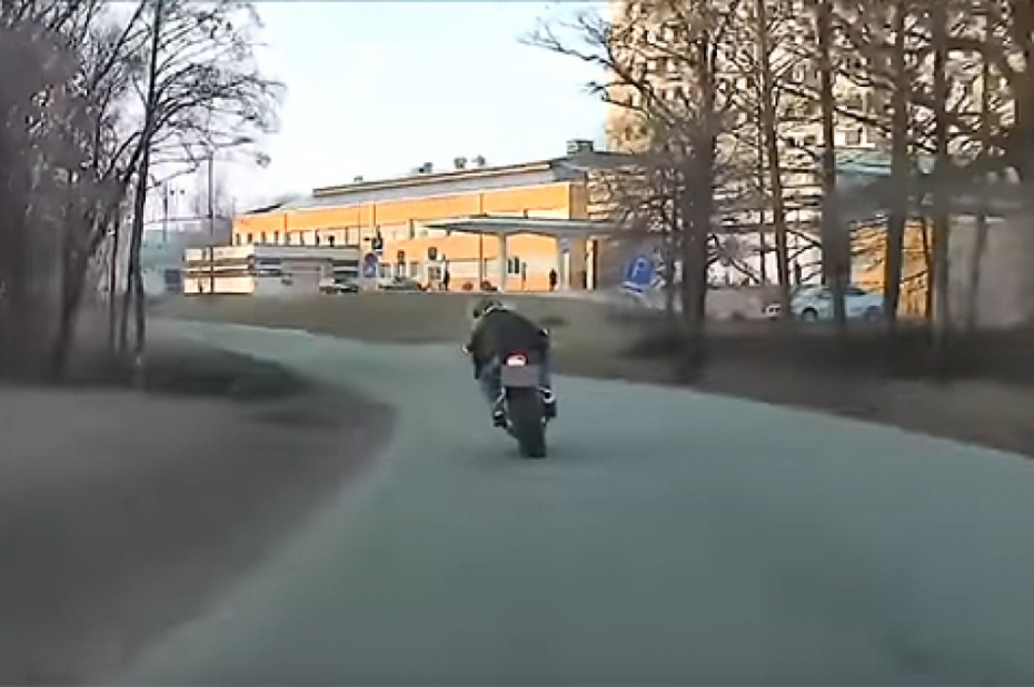 Motociklistu, kas sāka bēgt Grobiņā, noķer Liepājā (video)