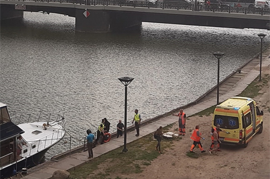 Glābējiem, ātrajiem un policijai nevajadzīgi sagādā darbu