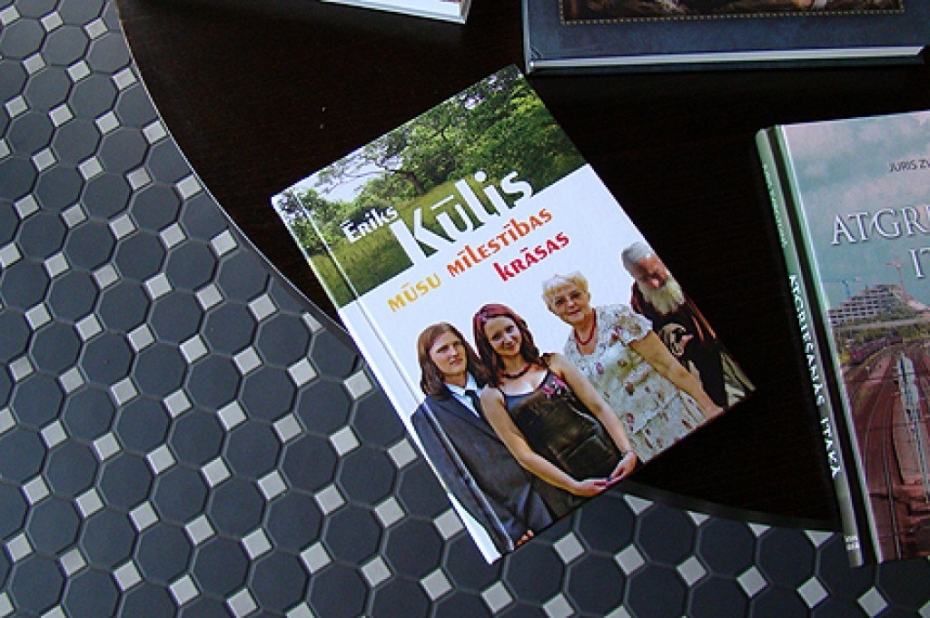 Egona Līva balvu pirmais saņem rakstnieks Ēriks Kūlis