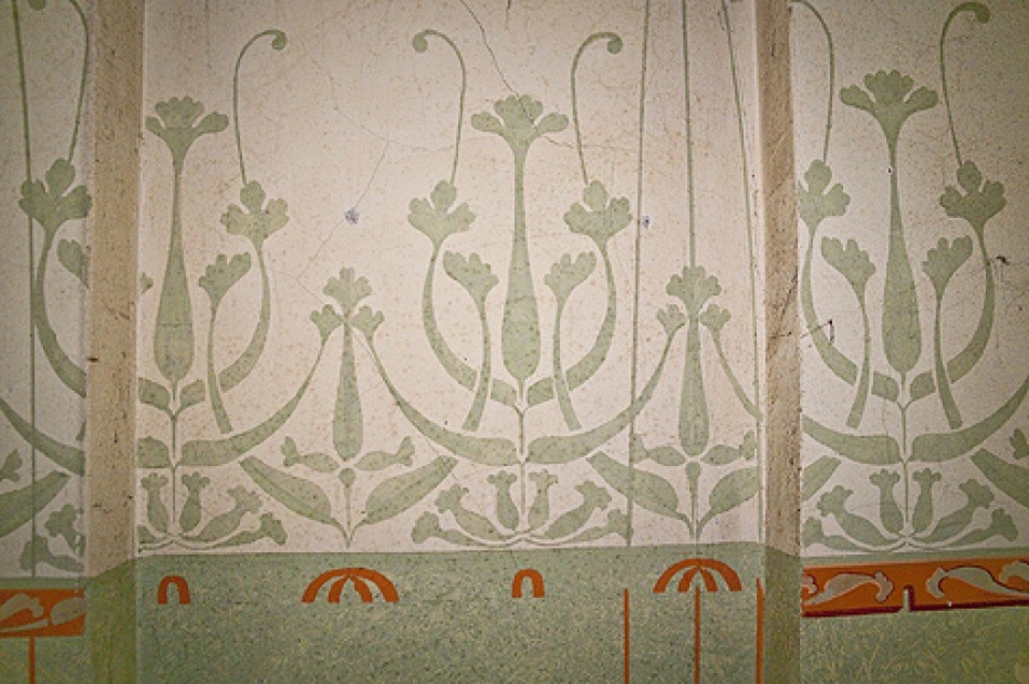 Liepājas muzejā atklāj nezināmu jūgenda sienas gleznojumu (galerija, video)