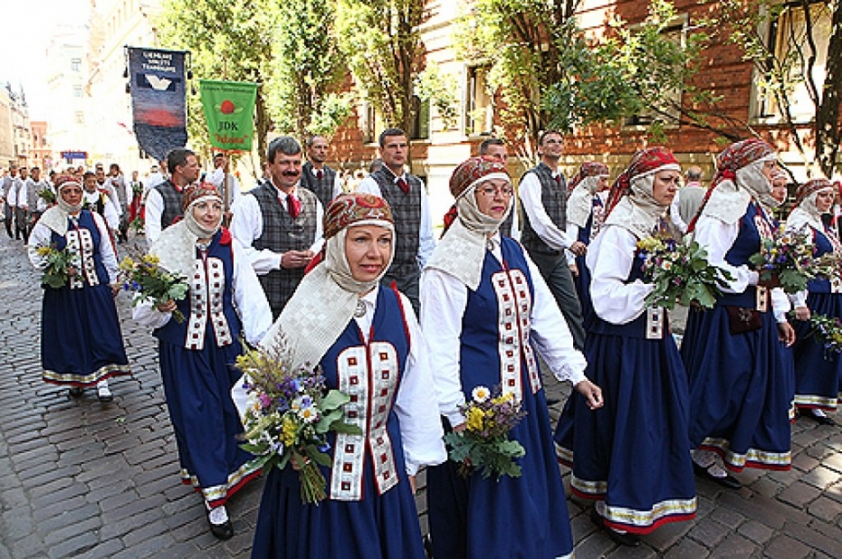 Liepājas kolektīvi kuplina gājienu un svētkus (galerija)