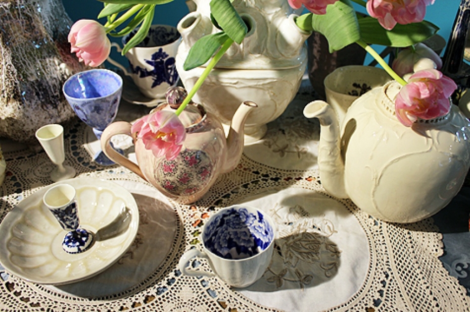 Atklās porcelāna mākslinieces Sanitas Ābelītes darbu izstādi