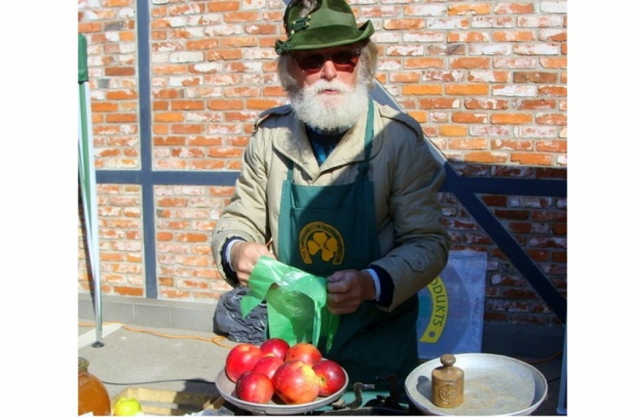 Atvērs Eglona Brūna grāmatu „Nepakļaujamais”