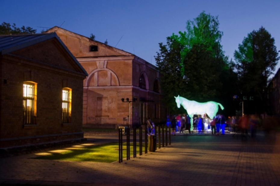 Daugavpilī atklāta Liepājā tapusī zirga skulptūra
