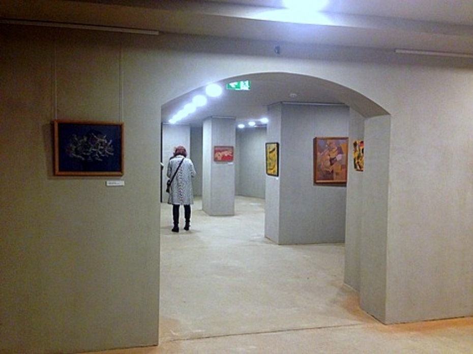 Galerijā "Romas dārzs" karalienes cienīga izstāde