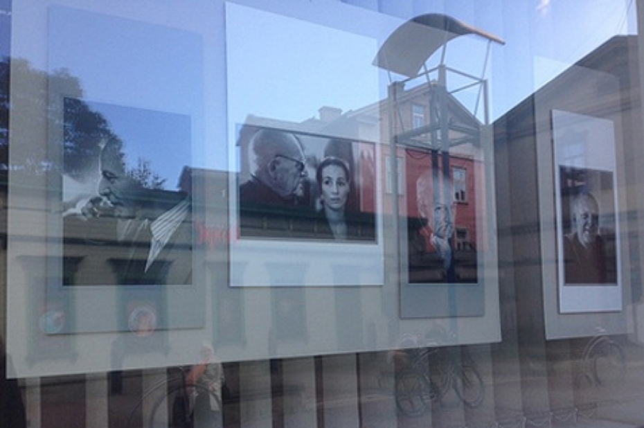 Laimoņa Stīpnieka režisors Kroders bibliotēkas logos