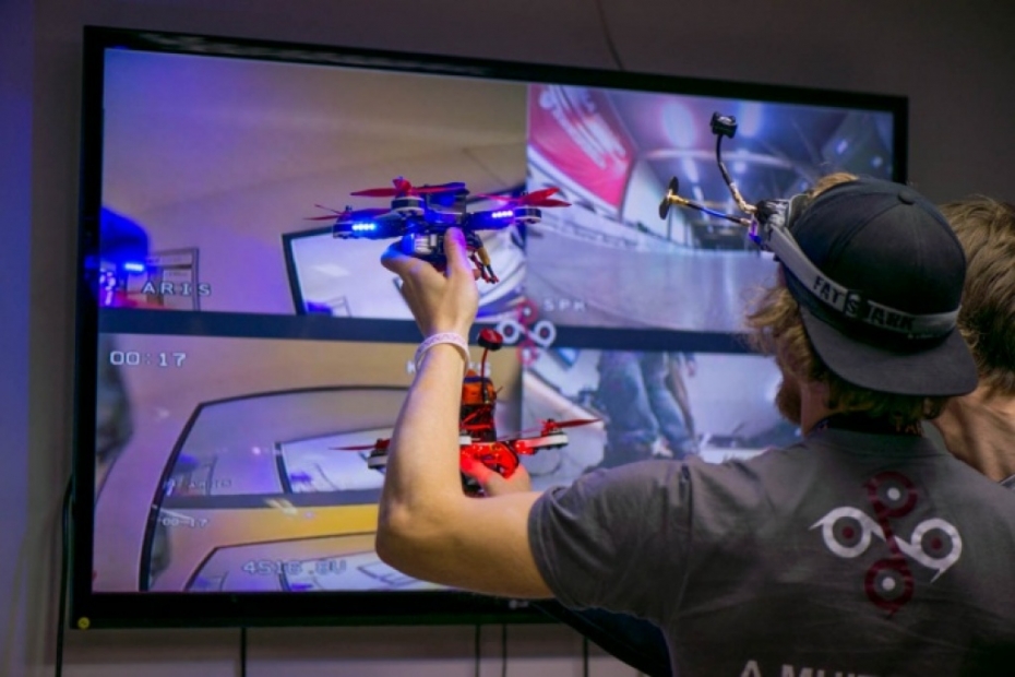 "Dragonfli" arēnā viesojās sacīkšu dronu piloti (video)