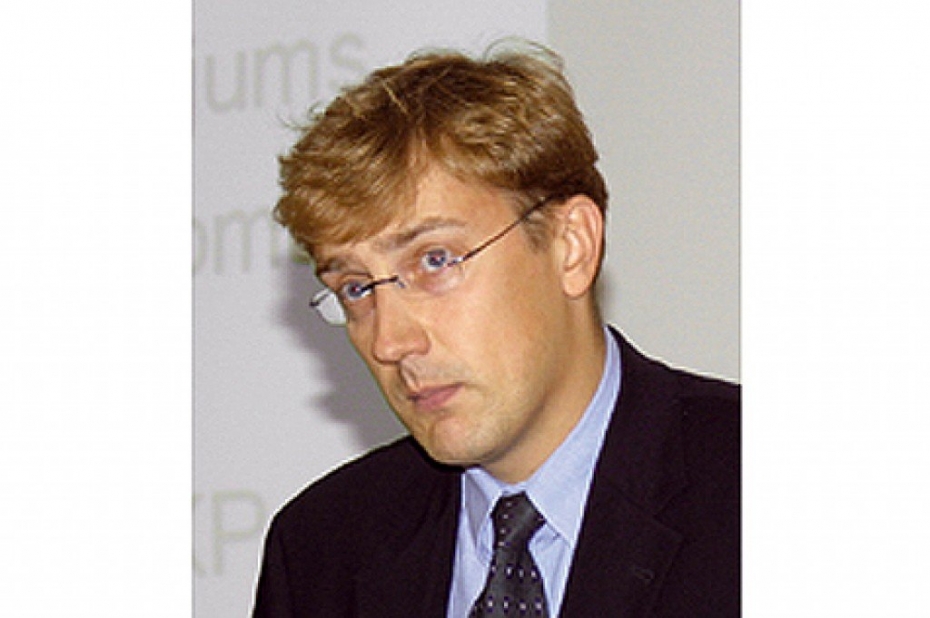 Atļauj Andrim Liepiņam un Valērijam Terentjevam savienot amatus