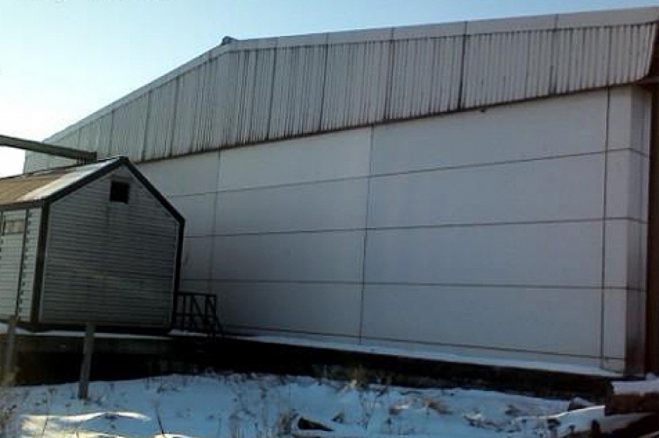 Mēģina pārdot angāru ostas teritorijā