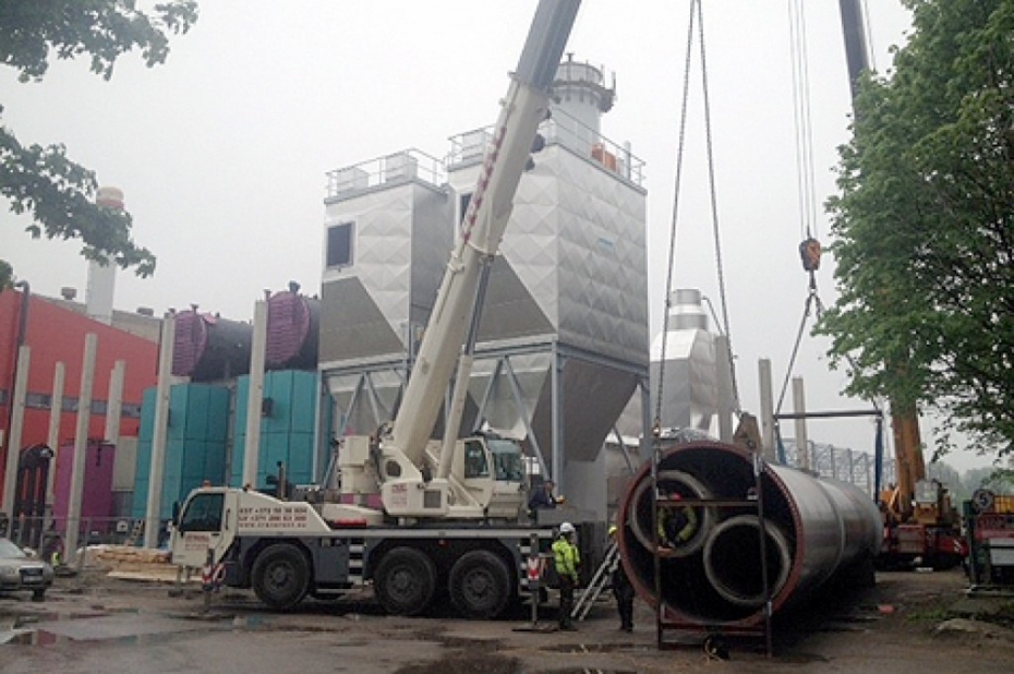 "Liepājas enerģijas" biomasas katlumājai uzstāda skursteni