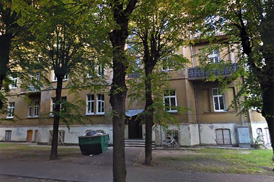 Izsolīs sešistabu dzīvokli Uliha ielā