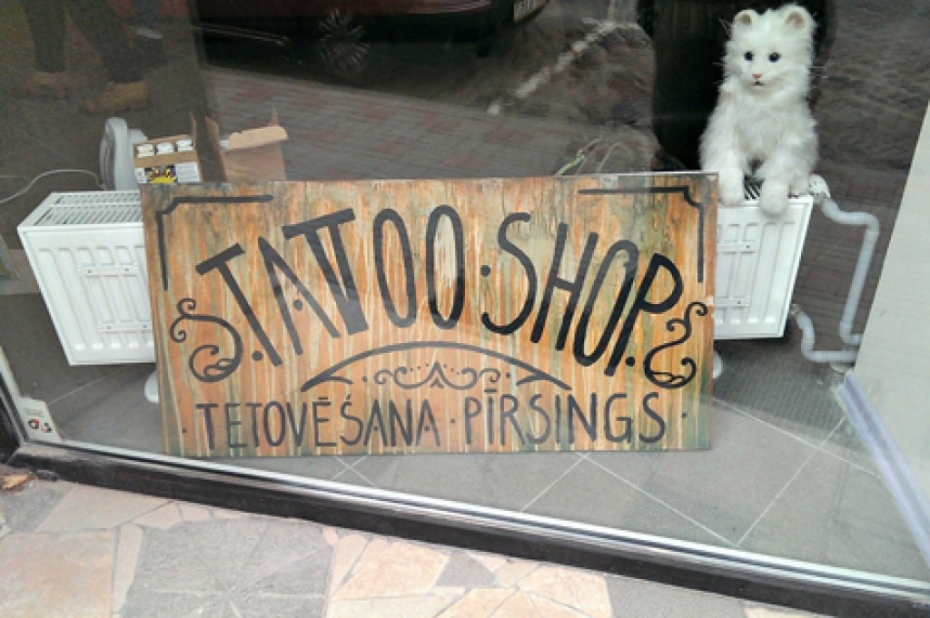 Salons tiem, kam patīk rotāties ar tetovējumiem