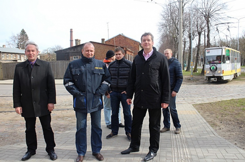 Potenciālie būvnieki apskata renovējamo sliežu posmu