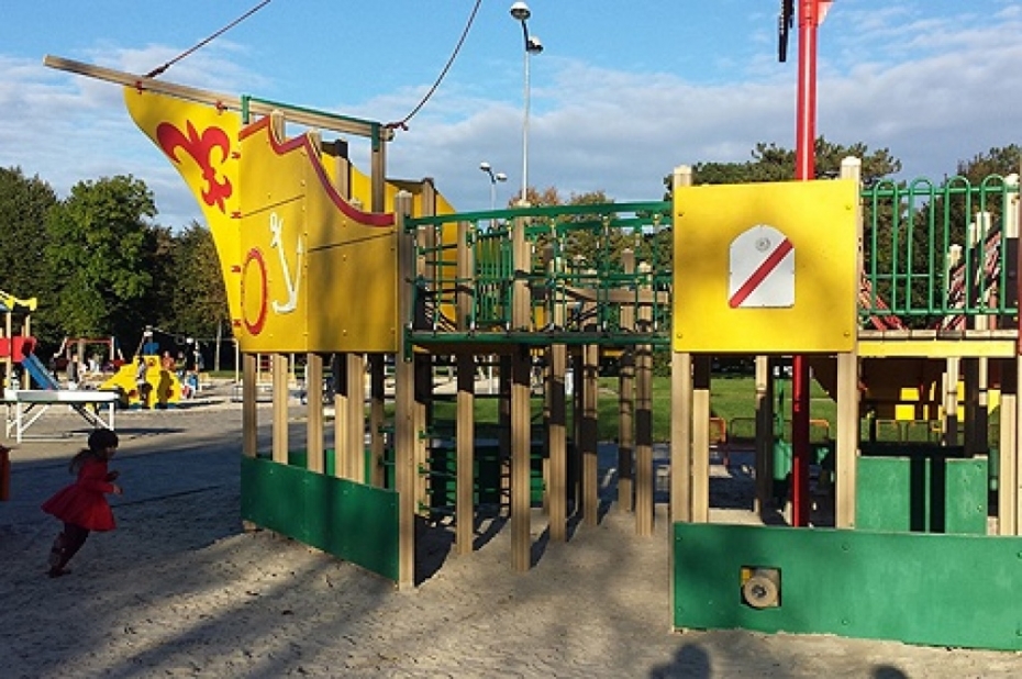 Zināms, kas paplašinās bērnu laukumu Raiņa parkā