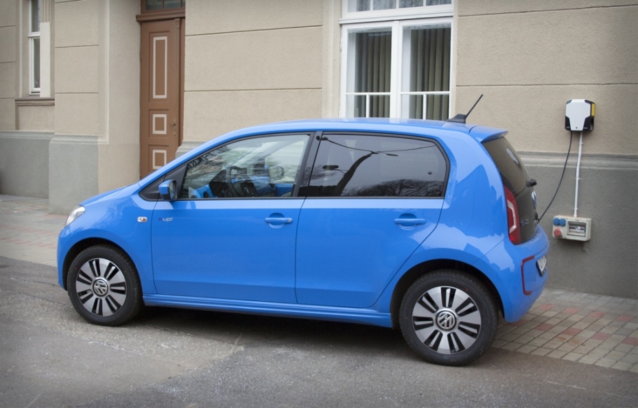 Liepājas teātrim piegādāts jaunais elektromobilis