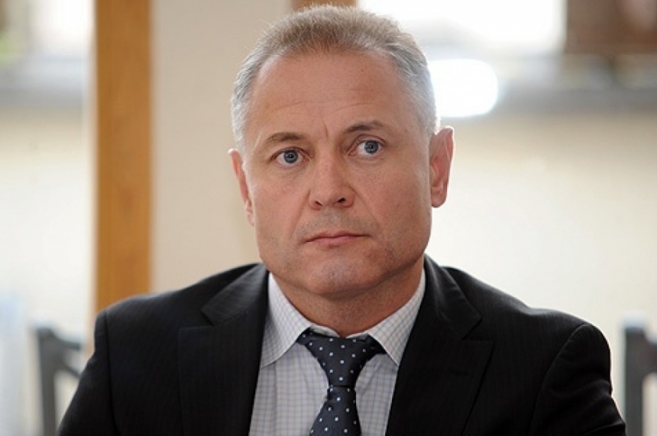 Pietiek.com raksta par Metalurga īpašnieku kriminālajām metodēm, pagātni un Krievijas saknēm