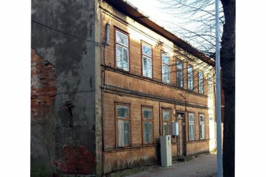 Cenšas pārdot divas daudzdzīvokļu ēkas sliktā stāvoklī